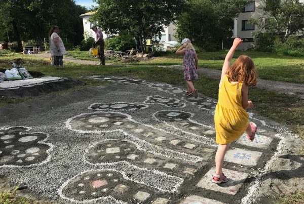 Lapsia leikkimässä Keskustelupuistossa, 2020. Kuva: Arja Roivainen.