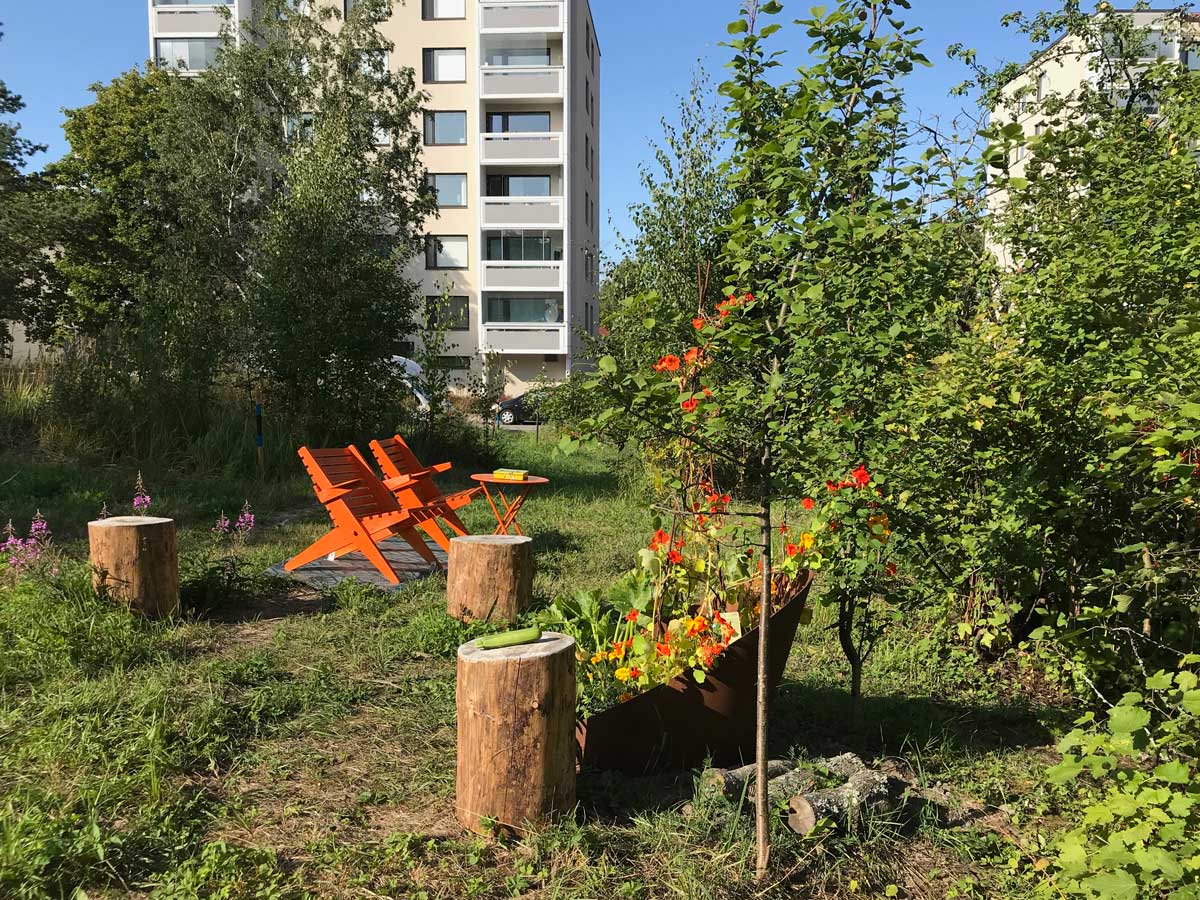 Eija Valonens sittplats med planteringar, 2019. Kuva Arja Roivainen.