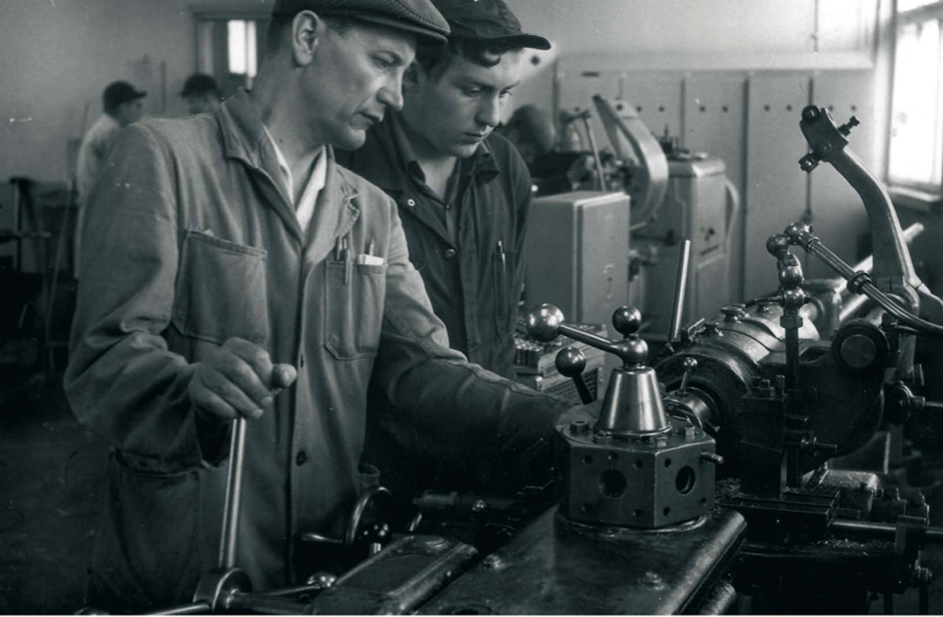 Teacher with student at a lathe in Lönnström Group’s engineering school in the 1960s.