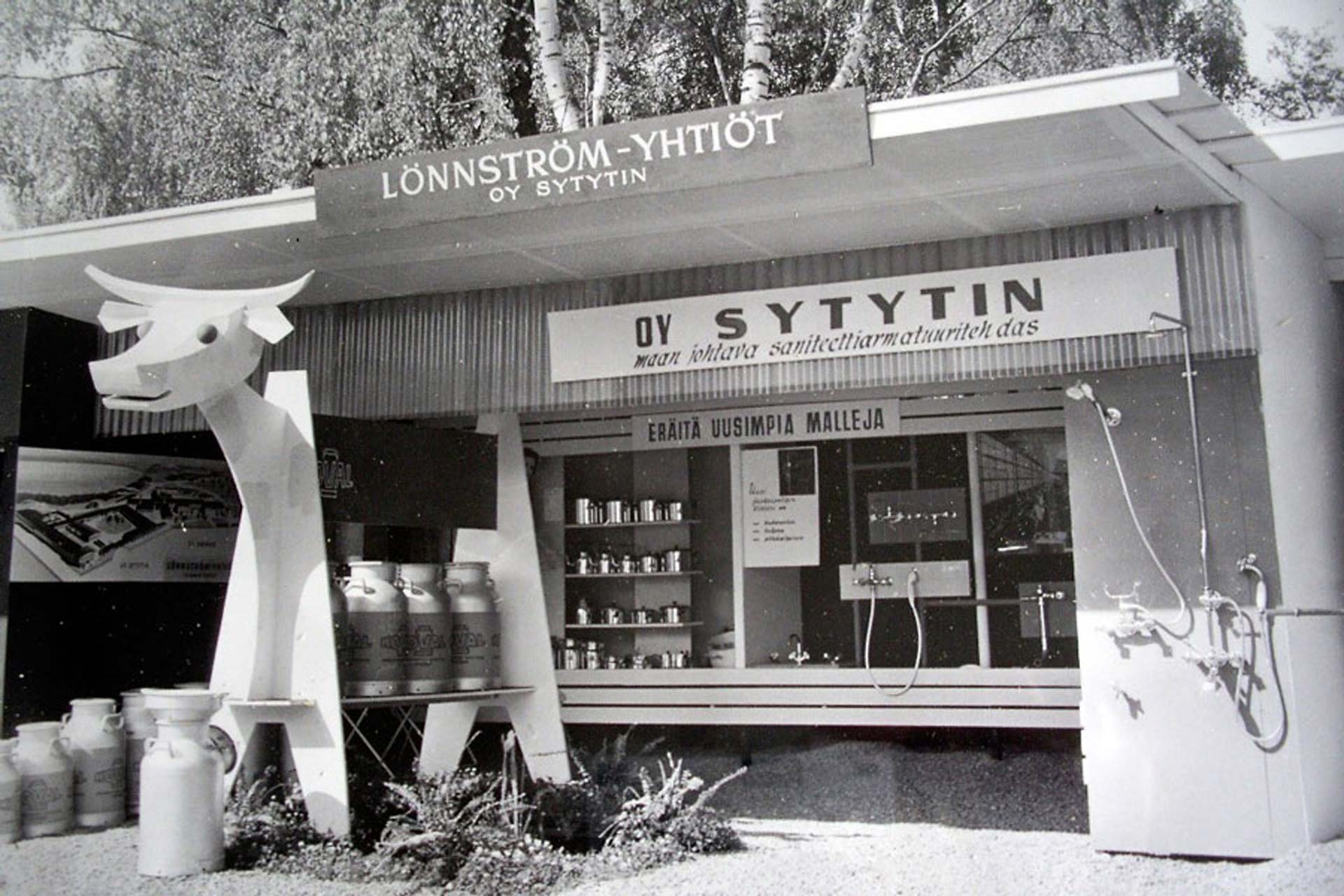 Lönnström-yhtiöiden esittelykatos maatalousnäyttelyssä 1957.