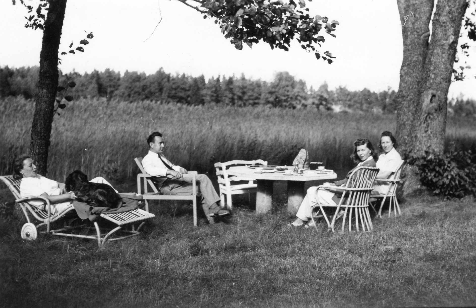 Kaffestund i trädgårdens sommarvärme, 1950-talet.