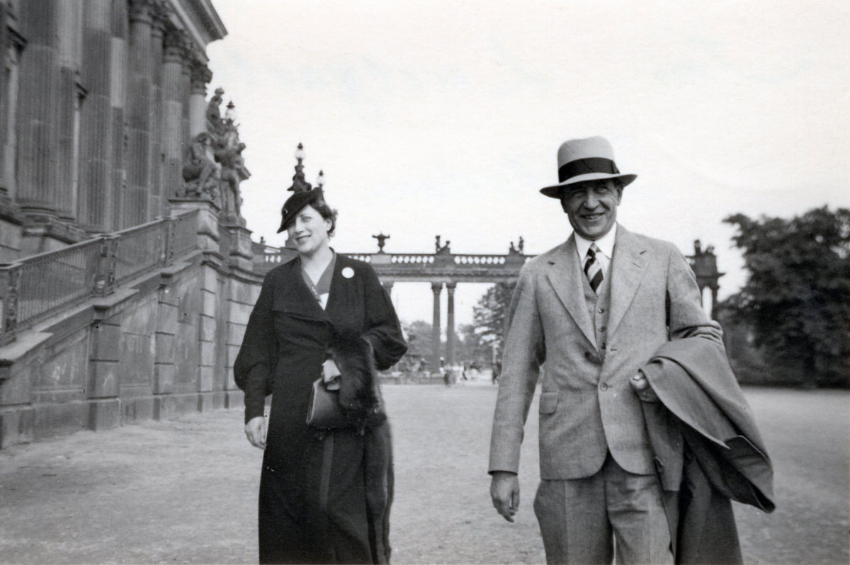 Teresia ja Rafael Lönnström liikematkalla Saksan Potsdamissa 1930-luvulla.