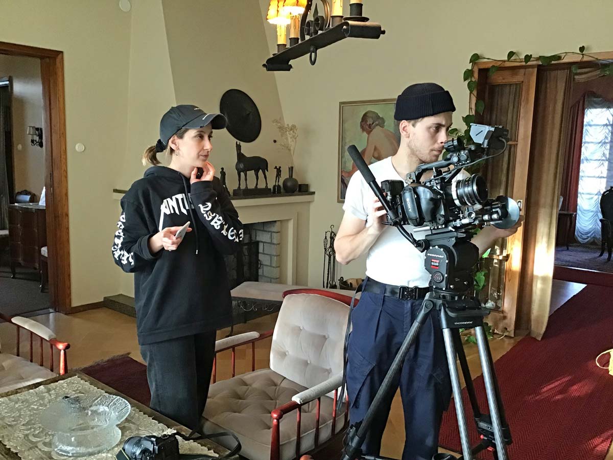 Nastja Säde Rönkkö ja Aake Kivalo kuvaamassa videoteosta Teresia ja Rafael Lönnströmin kotimuseossa. Kuva: Arja Roivainen